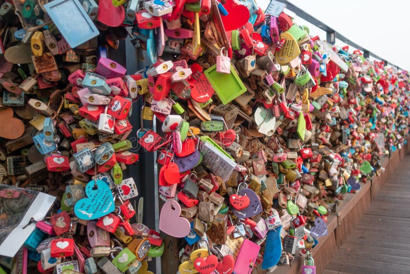 Las llaves coloridas apiladas de escribir los nombres de muchos pares se cierran en la montaña namsan en la torre de Seul imagen de archivo Las llaves coloridas apiladas de escribir los nombres de muchos pares se cierran en la montaña namsan en la torre de Seul imagen de archivo
