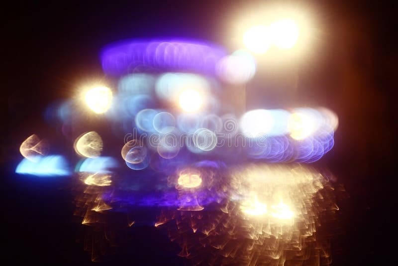 Las luces de la ciudad de Bokeh empañaron el movimiento propio fotografía de archivo libre de regalías Las luces de la ciudad de Bokeh empañaron el movimiento propio fotografía de archivo libre de regalías