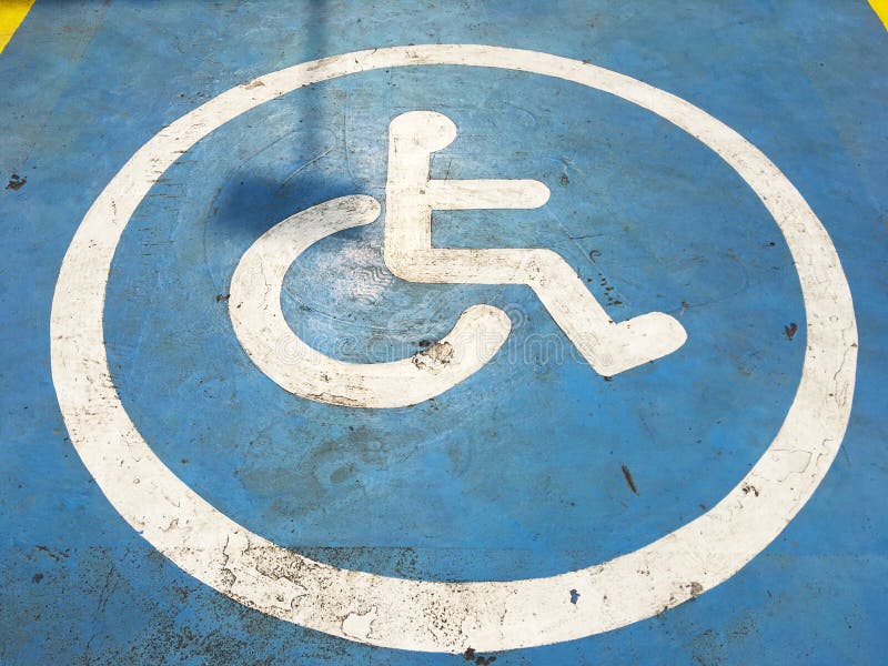 Las líneas blancas muestra de estacionamiento discapacitado en azul pintaron el st concreto fotografía de archivo Las líneas blancas muestra de estacionamiento discapacitado en azul pintaron el st concreto fotografía de archivo