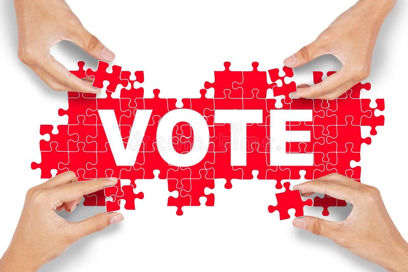 Las manos arreglan rompecabezas con el texto del voto foto de archivo Las manos arreglan rompecabezas con el texto del voto foto de archivo