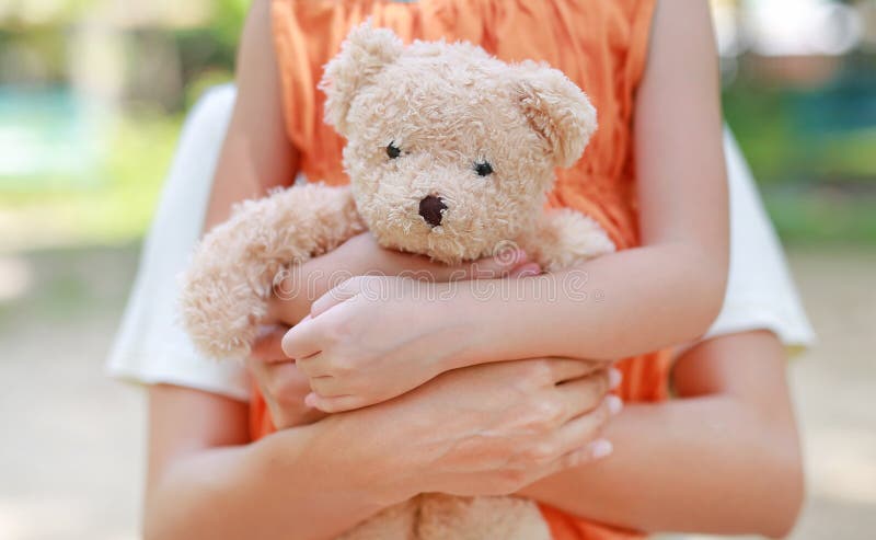 Las Manos De La Mamá Abrazan A La Hija Y Abrazan A La Muñeca De Peluche. Madre E Hijo Con Amor Y Concepto De Relación Imagen de archivo - Imagen de madre,