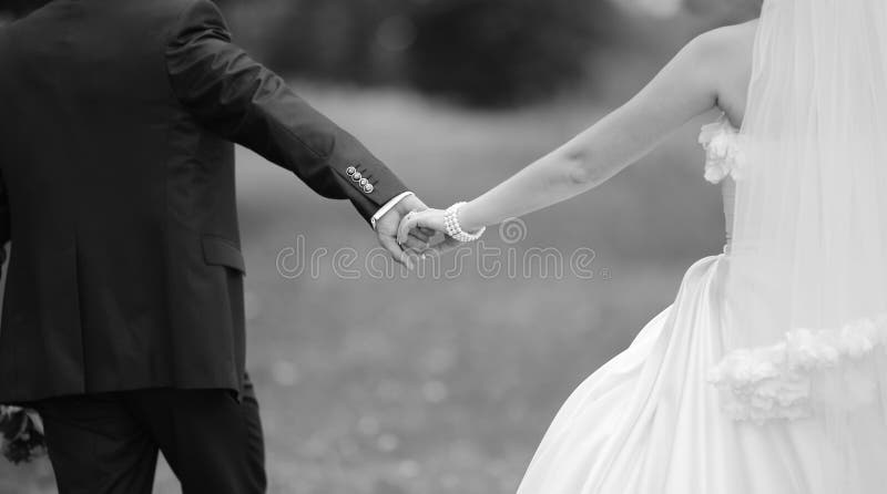 Las manos de un joven se casan nuevamente pares