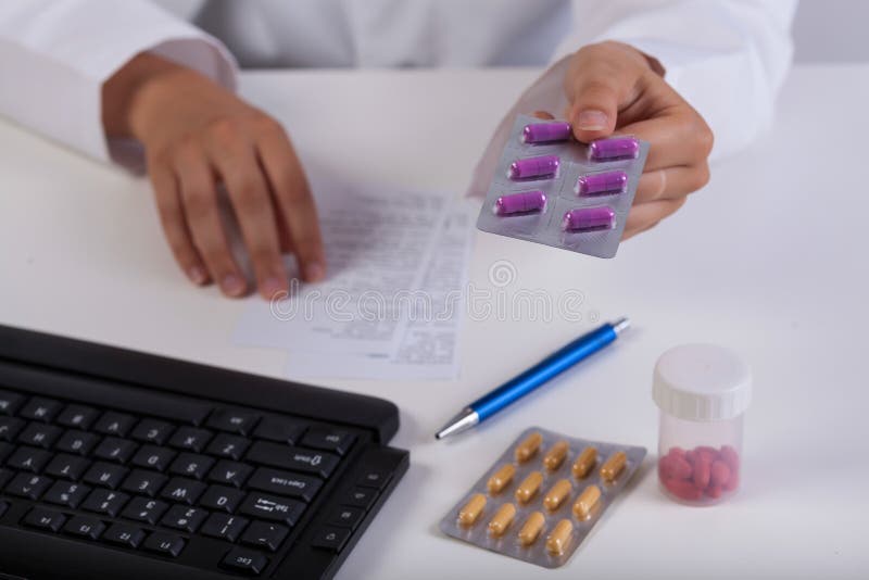 Las manos del farmacéutico durante realizar la prescripción fotos de archivo libres de regalías Las manos del farmacéutico durante realizar la prescripción fotos de archivo libres de regalías