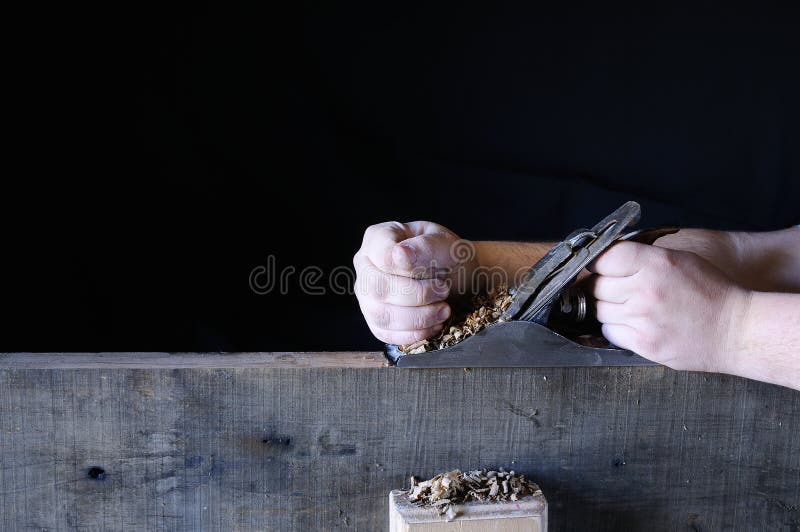 Las manos del hombre que trabajan con madera foto de archivo libre de regalías Las manos del hombre que trabajan con madera foto de archivo libre de regalías