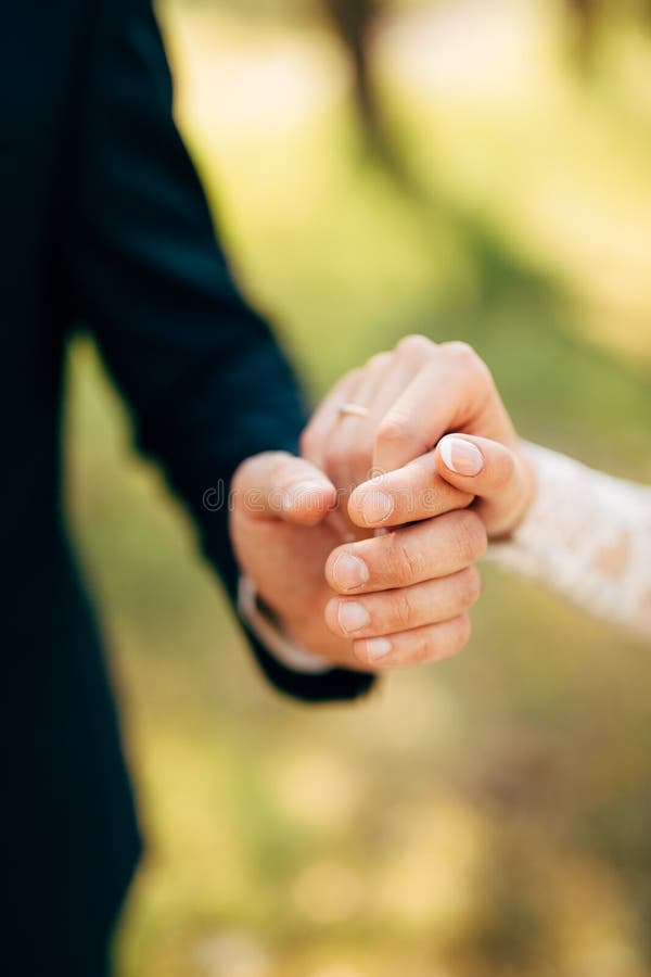 Manos Unidas De La Novia Y Del Novio Fotos de stock - Fotos libres de regalías de Dreamstime Manos Unidas De La Novia Y Del Novio Fotos de stock - Fotos libres de regalías de Dreamstime