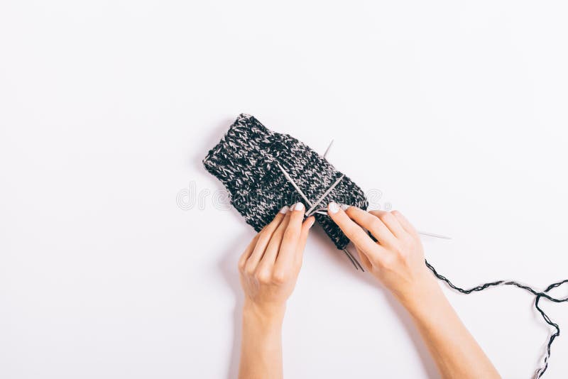 Las manos femeninas hacen punto un calcetín fotos de archivo libres de regalías Las manos femeninas hacen punto un calcetín fotos de archivo libres de regalías