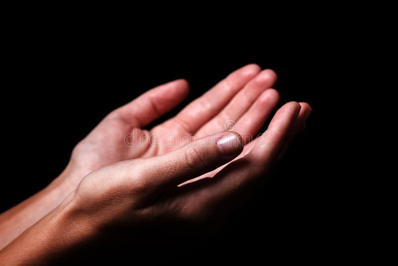 Las manos femeninas que ruegan con las palmas suben los brazos extendidos Fondo negro foto de archivo Las manos femeninas que ruegan con las palmas suben los brazos extendidos Fondo negro foto de archivo