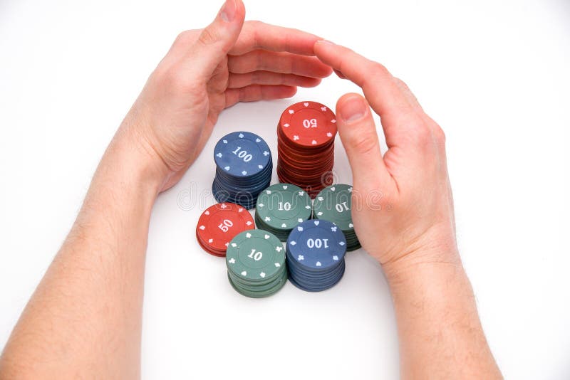 Las manos masculinas protegen microprocesadores del casino imagen de archivo libre de regalías Las manos masculinas protegen microprocesadores del casino imagen de archivo libre de regalías