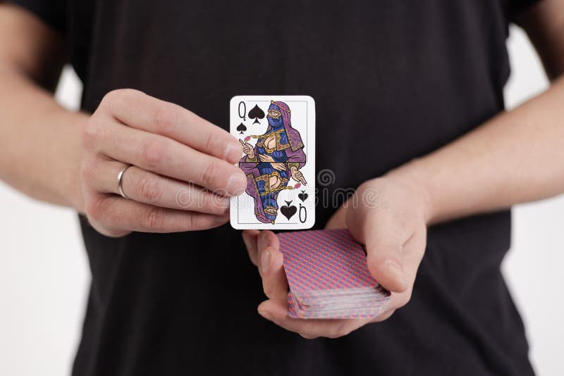 Las manos masculinas sostienen un mazo de cartas y muestran trucos. fotografía de archivo libre de regalías