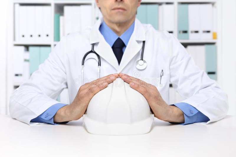 Las manos se cuidan protegen al trabajador del casco, estafa médica del seguro médico imagen de archivo libre de regalías Las manos se cuidan protegen al trabajador del casco, estafa médica del seguro médico imagen de archivo libre de regalías