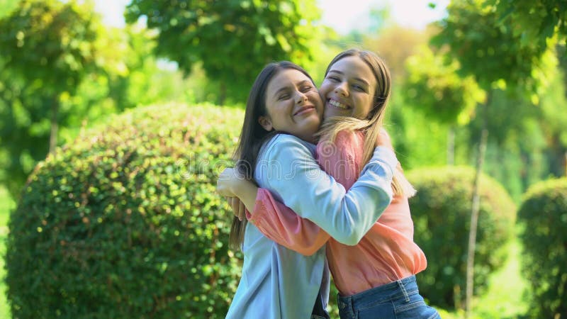 Las mejores amigas abrazÃ¡ndose fuertemente, felices de verse las unas a las otras, hermanas amistad