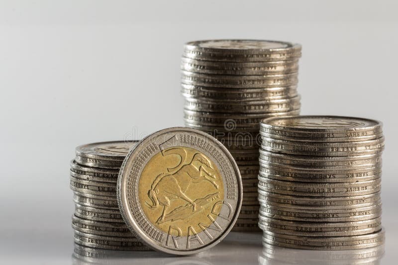 Las monedas de plata llenaron vista lateral y valor de la moneda imágenes de archivo libres de regalías Las monedas de plata llenaron vista lateral y valor de la moneda imágenes de archivo libres de regalías
