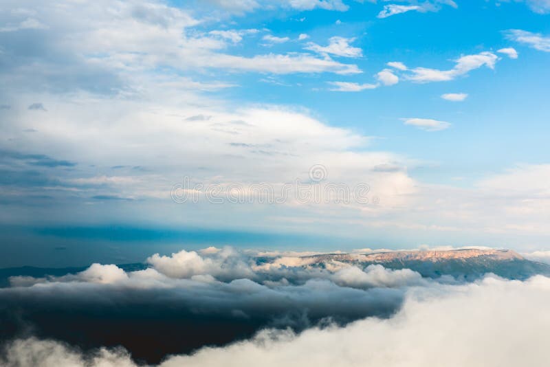 Las montañas de niebla rocosas acantilado y nubes ajardinan la naturaleza salvaje del paisaje sereno de la opinión aérea del viaj fotografía de archivo libre de regalías Las montañas de niebla rocosas acantilado y nubes ajardinan la naturaleza salvaje del paisaje sereno de la opinión aérea del viaj fotografía de archivo libre de regalías