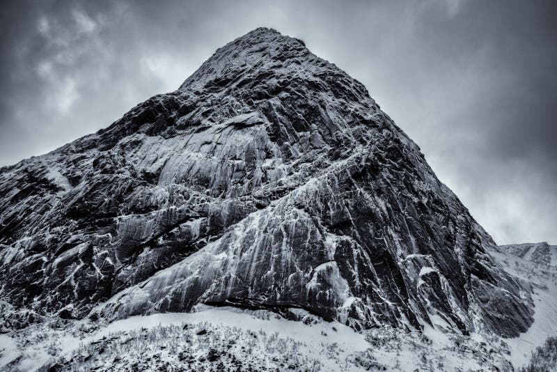 Las montañas nevadas épicas de las islas de Lofoten Reine, Noruega imagen de archivo libre de regalías Las montañas nevadas épicas de las islas de Lofoten Reine, Noruega imagen de archivo libre de regalías