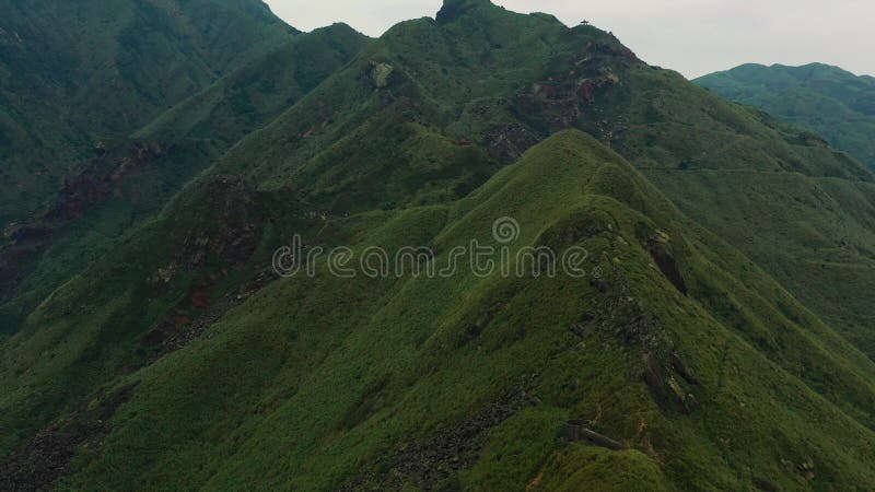 : las montañas verdes y exuberantes revelan paisajes impresionantes en la naturaleza vibrante almacen de video