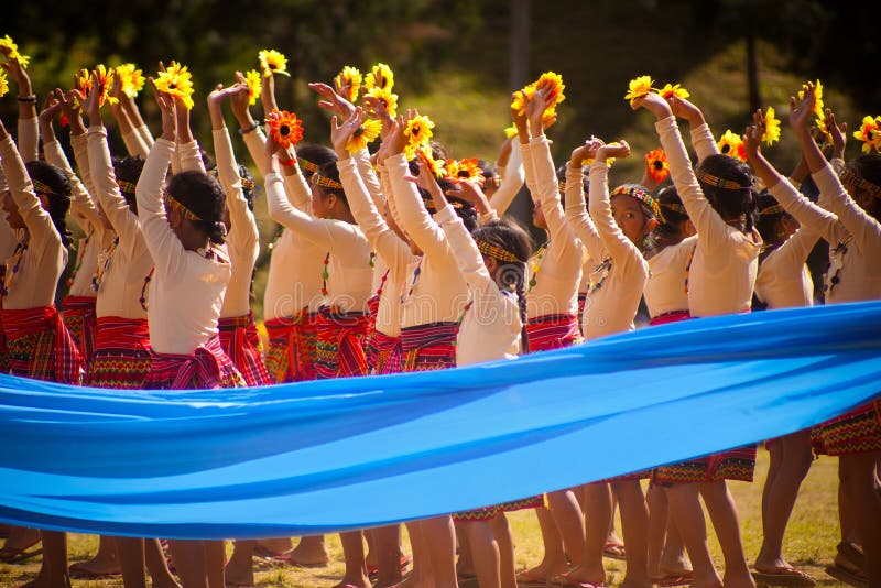 Las muchachas del Igorot que bailan en Baguio florecen festival fotografía de archivo Las muchachas del Igorot que bailan en Baguio florecen festival fotografía de archivo