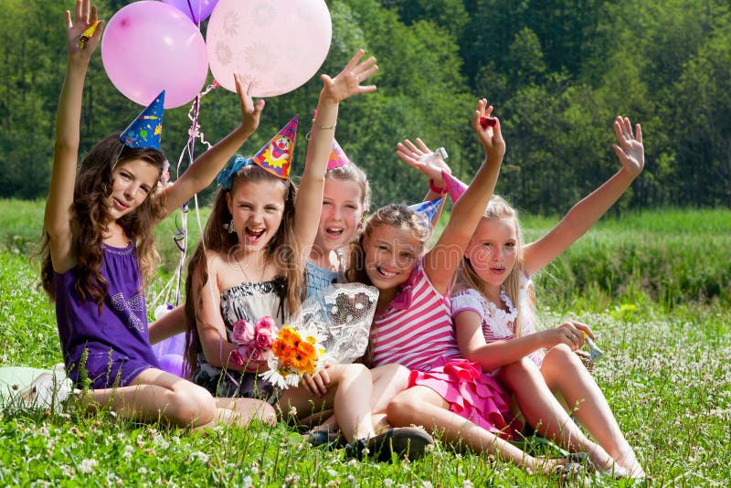 Las muchachas hermosas celebran cumpleaños al aire libre