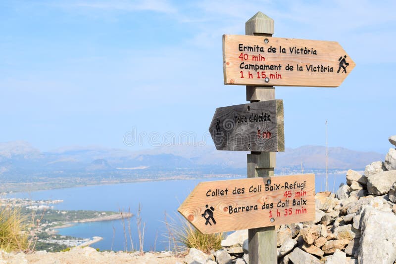 Las muestras y Pollensa de la pista de senderismo aúllan cerca de Alcudia en Mallorca imagenes de archivo Las muestras y Pollensa de la pista de senderismo aúllan cerca de Alcudia en Mallorca imagenes de archivo