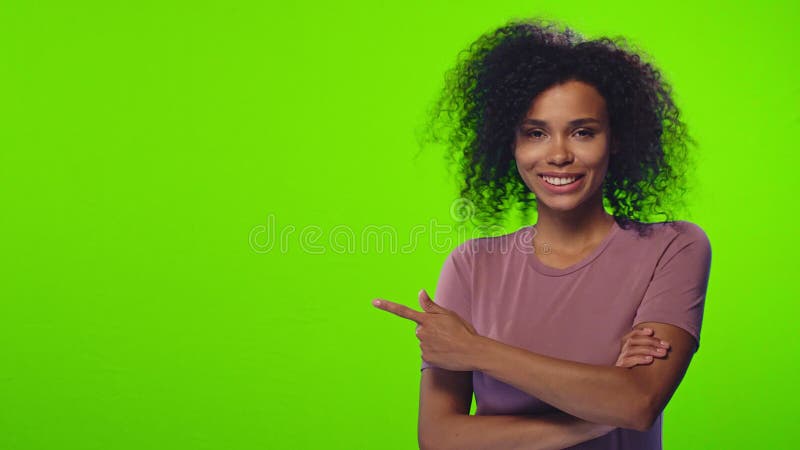 Las mujeres afroamericanas apuntan con el dedo índice de distancia, indica en una pared en blanco