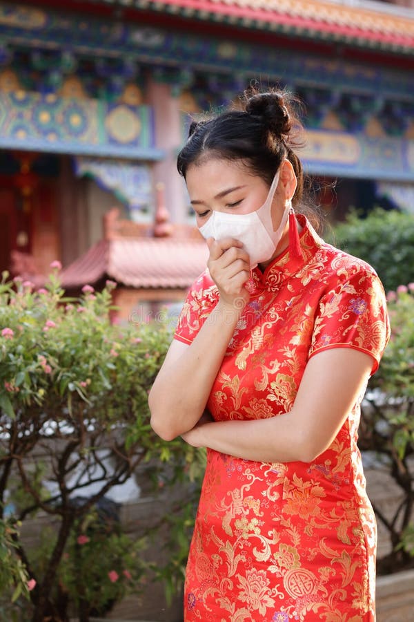 Las Mujeres Chinas Usan Vestidos De Cheongsam, Con Máscaras Blancas Que Cubren Su Nariz Y Boca Para Prevenir El Coronavirus Imagen de archivo - Imagen de antiguo, gente: 172665295 Las Mujeres Chinas Usan Vestidos De Cheongsam, Con Máscaras Blancas Que Cubren Su Nariz Y Boca Para Prevenir El Coronavirus Imagen de archivo - Imagen de antiguo, gente: 172665295