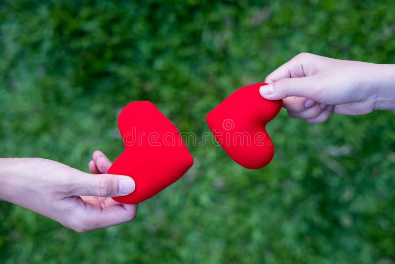 Las mujeres de la mano envían el corazón rojo y los hombres de la mano envían el corazón rojo para los corazones del intercambio, imagen de archivo Las mujeres de la mano envían el corazón rojo y los hombres de la mano envían el corazón rojo para los corazones del intercambio, imagen de archivo