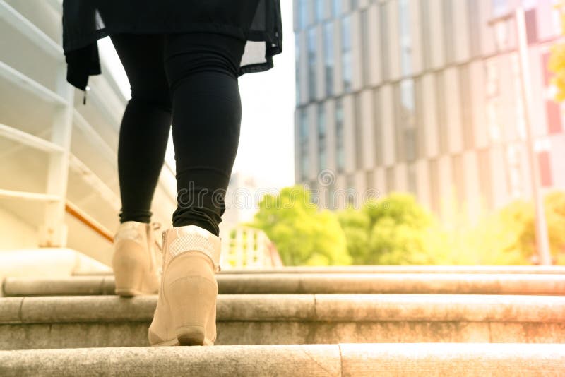 Las mujeres de negocios están caminando en la escalera para acertado imagenes de archivo Las mujeres de negocios están caminando en la escalera para acertado imagenes de archivo