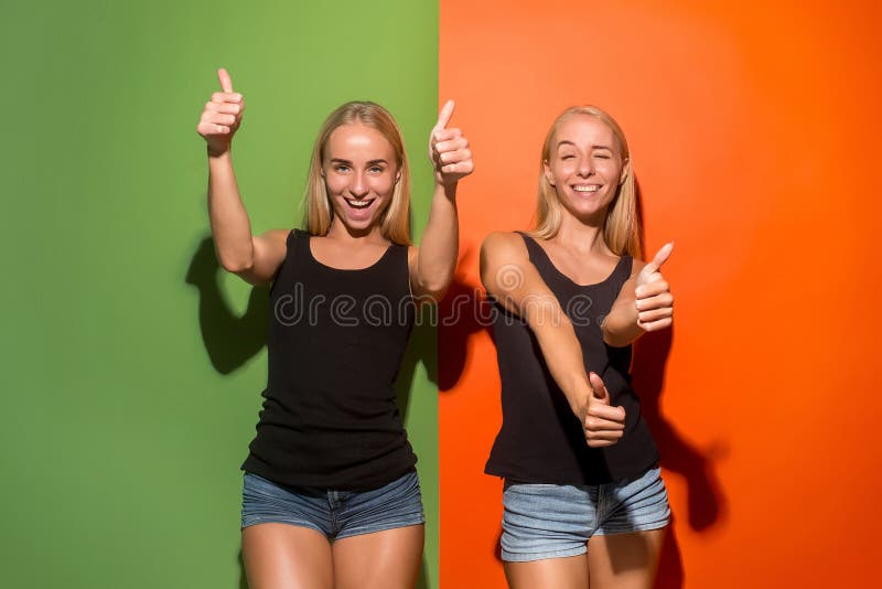 Las mujeres de negocios felices que se colocan y que sonríen fotos de archivo libres de regalías Las mujeres de negocios felices que se colocan y que sonríen fotos de archivo libres de regalías