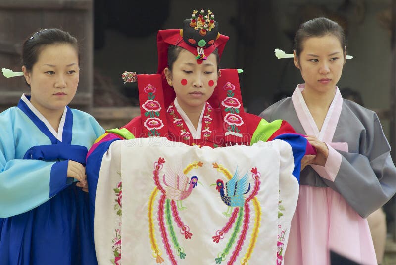 Las mujeres demuestran el vestido de boda coreano tradicional en Yongin, Corea