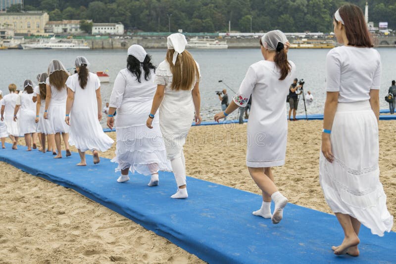 Las Mujeres En La Ropa Blanca En El Banco Del Río Van a Recibir Bautismo  Del Agua Foto de archivo editorial - Imagen de lazo, hierba: 121876318