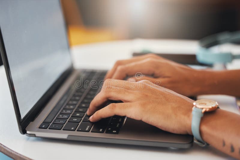 Las mujeres escriben con las manos en una laptop escribiendo un correo electrónico o navegando por los medios sociales y la banca. foto de archivo libre de regalías