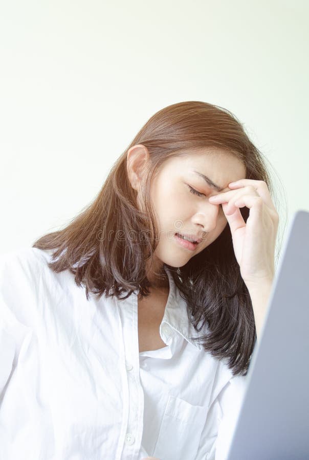 Las mujeres est?n trabajando y tienen tensi?n imagen de archivo libre de regalías Las mujeres est?n trabajando y tienen tensi?n imagen de archivo libre de regalías
