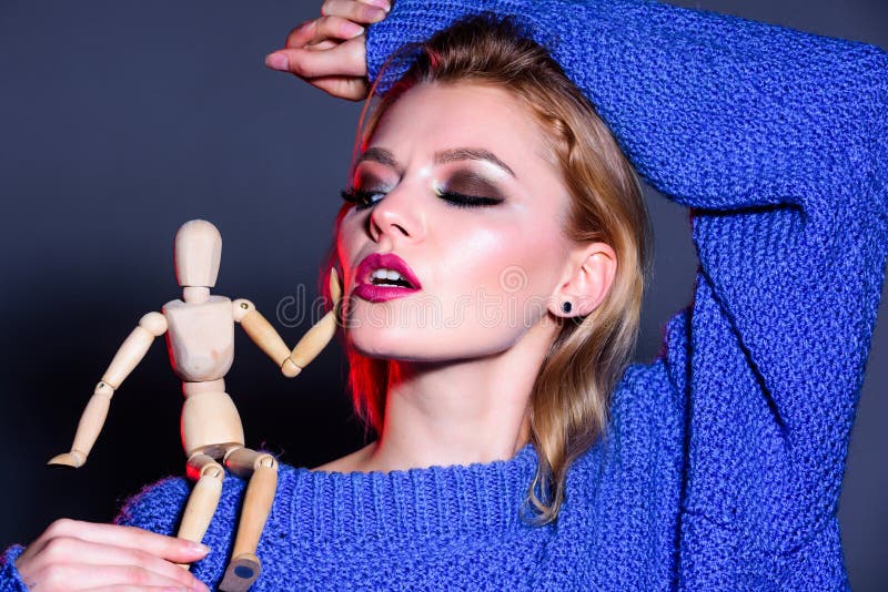 Las mujeres gobiernan el mundo Mujer atractiva con maquillaje de la moda Figura de madera en el hombro de la muchacha Belleza nat fotos de archivo libres de regalías Las mujeres gobiernan el mundo Mujer atractiva con maquillaje de la moda Figura de madera en el hombro de la muchacha Belleza nat fotos de archivo libres de regalías