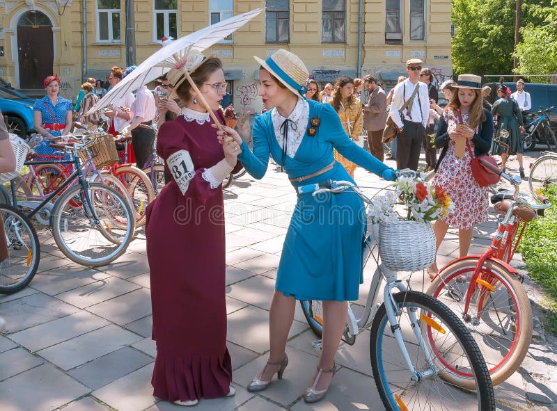 Las Mujeres Hermosas Vieja Moda Visten Hablar De La Bicicleta Del Durante Travesía Retra Del Festival Al Aire Libre Foto de archivo - Imagen de hembra, felicidad: 117797548