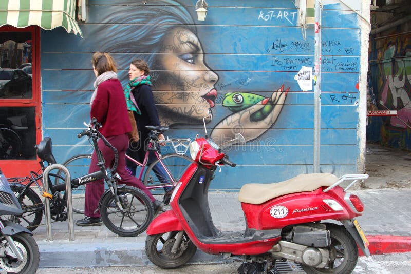 Las mujeres jovenes caminan el arte de las pinturas murales, Florentin, Tel Aviv imágenes de archivo libres de regalías Las mujeres jovenes caminan el arte de las pinturas murales, Florentin, Tel Aviv imágenes de archivo libres de regalías