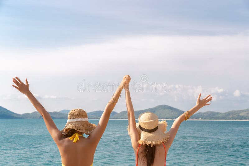 Las mujeres jovenes hermosas que llevan a cabo las manos, aumentan para arriba las manos juntas Son amigo y siempre amor que viaj foto de archivo Las mujeres jovenes hermosas que llevan a cabo las manos, aumentan para arriba las manos juntas Son amigo y siempre amor que viaj foto de archivo