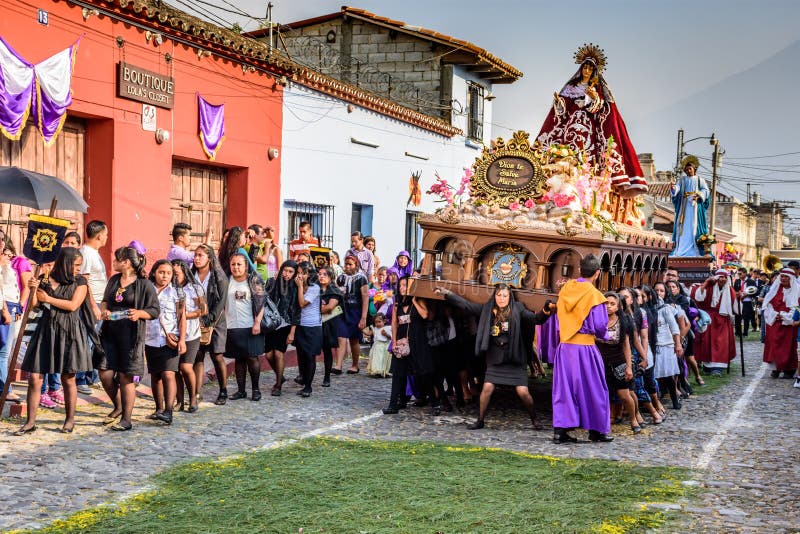 Las mujeres llevan a Vigin Maria, Antigua, Guatemala fotografía de archivo libre de regalías Las mujeres llevan a Vigin Maria, Antigua, Guatemala fotografía de archivo libre de regalías