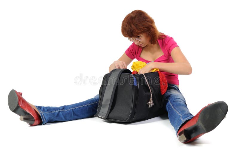 Las mujeres miran en su bolso foto de archivo libre de regalías Las mujeres miran en su bolso foto de archivo libre de regalías