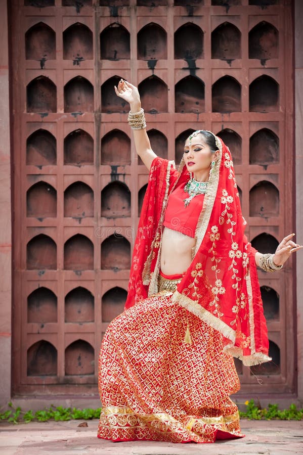Las mujeres tailandesas realizan danzas de la India en trajes históricos foto de archivo libre de regalías Las mujeres tailandesas realizan danzas de la India en trajes históricos foto de archivo libre de regalías