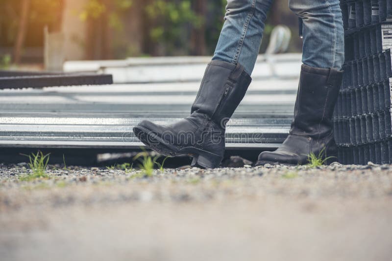 Las Mujeres Usan Calzado De Seguridad En Botas De Construcción Para Los Trabajadores En El Lugar De Construcción. Ingeniera Mujer Foto de - Imagen de parque, adulto: 228790726