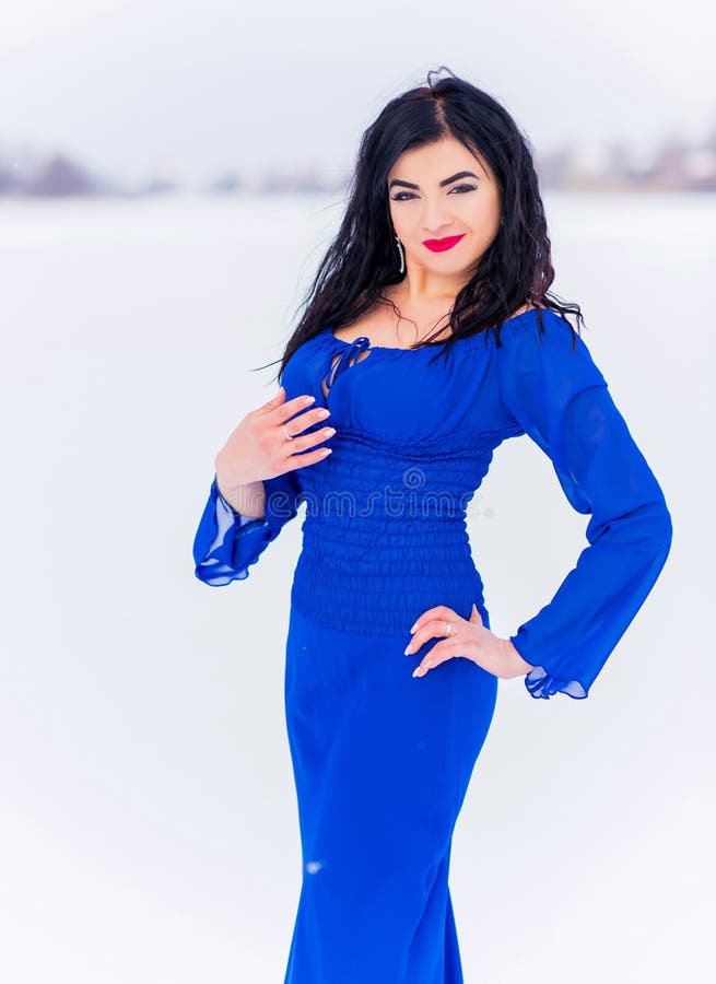 Las Mujeres Usan Un Vestido Azul Largo En El Invierno Día En El Campo Foto de archivo - Imagen de fashionable, atractivo: 192066320 Las Mujeres Usan Un Vestido Azul Largo En El Invierno Día En El Campo Foto de archivo - Imagen de fashionable, atractivo: 192066320