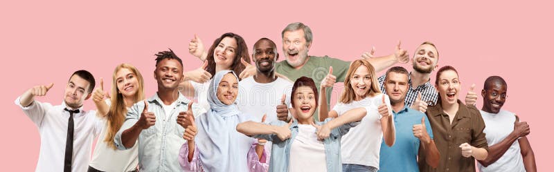 Las mujeres y los hombres felices de negocios que se oponen y que sonríen contra fondo rosado imagenes de archivo Las mujeres y los hombres felices de negocios que se oponen y que sonríen contra fondo rosado imagenes de archivo