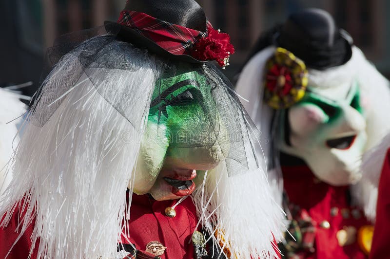 Las máscaras que llevan de la gente participan en el desfile durante carnaval en Alfalfa, Suiza imágenes de archivo libres de regalías Las máscaras que llevan de la gente participan en el desfile durante carnaval en Alfalfa, Suiza imágenes de archivo libres de regalías
