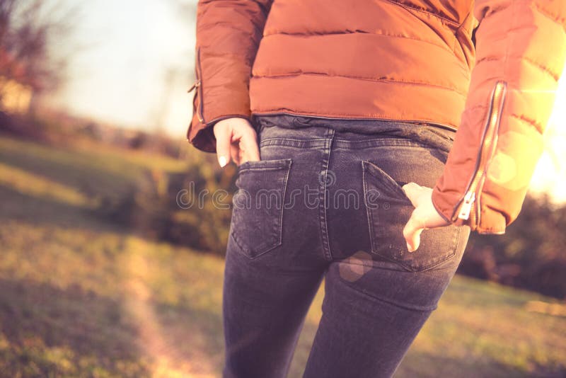Las nalgas de la mujer en vaqueros imágenes de archivo libres de regalías Las nalgas de la mujer en vaqueros imágenes de archivo libres de regalías