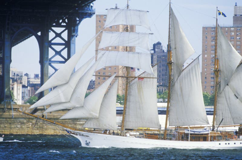Las naves altas que navegan de Wall Street, Manhattan al puente de Brooklyn, Nueva York de la clase B foto de archivo libre de regalías Las naves altas que navegan de Wall Street, Manhattan al puente de Brooklyn, Nueva York de la clase B foto de archivo libre de regalías