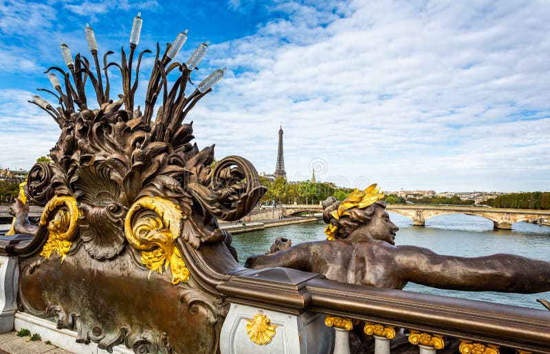 Las ninfas de la jábega doraron la estatua en el puente de Alejandro III con la torre Eiffel en el fondo en París foto de archivo Las ninfas de la jábega doraron la estatua en el puente de Alejandro III con la torre Eiffel en el fondo en París foto de archivo
