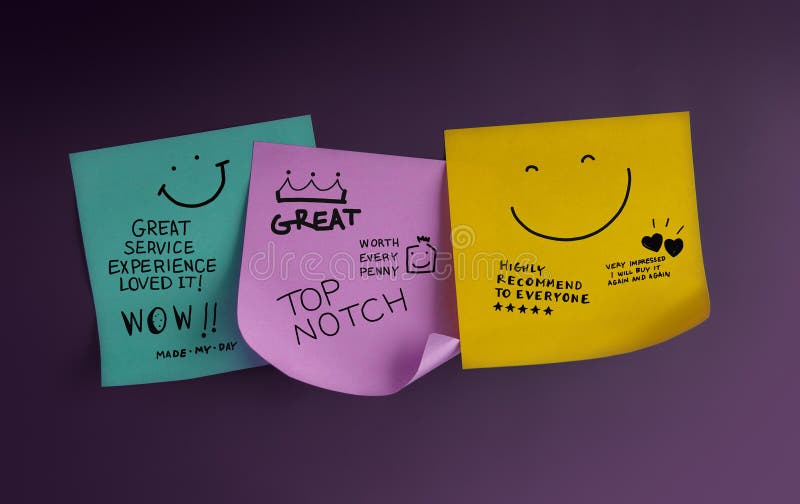 Las notas de comentarios de los clientes con caras sonrientes y cumplidos manuscritos reflejan revisiones positivas y satisfacción imagenes de archivo