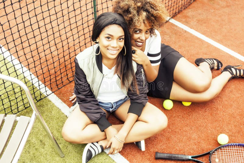 Las novias bonitas jovenes que cuelgan en campo de tenis, forman el swag vestido elegante, sonrisa feliz de los mejores amigos ju fotos de archivo libres de regalías Las novias bonitas jovenes que cuelgan en campo de tenis, forman el swag vestido elegante, sonrisa feliz de los mejores amigos ju fotos de archivo libres de regalías