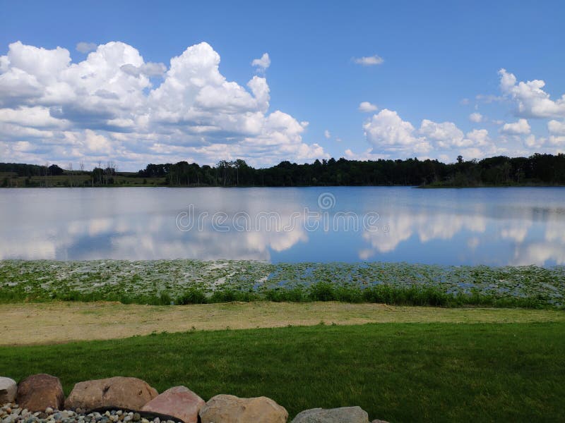 Las nubes y el cielo reflejan en el lago fotos de archivo Las nubes y el cielo reflejan en el lago fotos de archivo