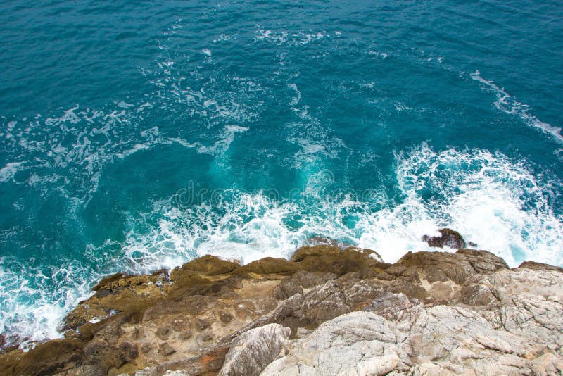Las ondas azules azules del mar se estrellan en las rocas La espuma blanca hermosa se separa en todas las direcciones Fondo del m fotografía de archivo Las ondas azules azules del mar se estrellan en las rocas La espuma blanca hermosa se separa en todas las direcciones Fondo del m fotografía de archivo
