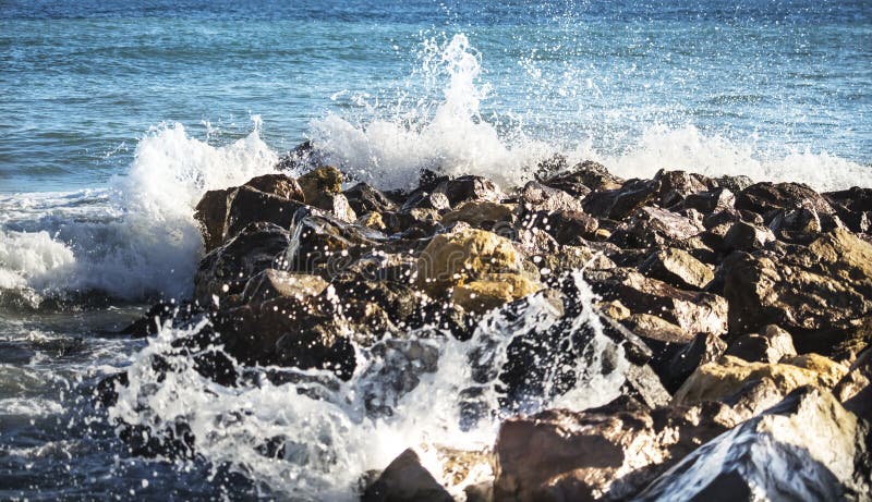 Las ondas del mar rompen las piedras imágenes de archivo libres de regalías Las ondas del mar rompen las piedras imágenes de archivo libres de regalías